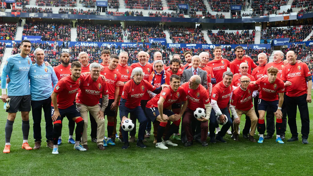 Homenaje a la plantilla de CA Osasuna que logr&oacute; el ascenso a Primera Divisi&oacute;n en 1980. I&Ntilde;IGO ALZUGARAY