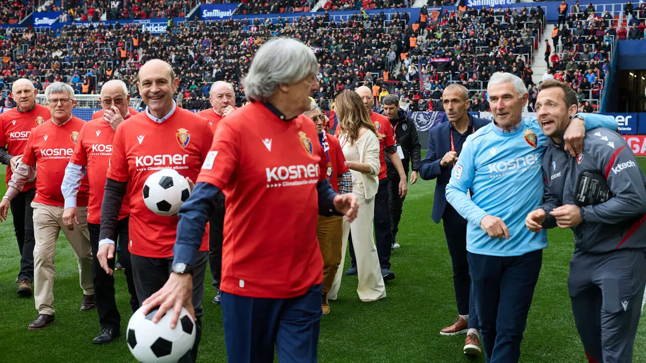 Homenaje a la plantilla de CA Osasuna que logr&oacute; el ascenso a Primera Divisi&oacute;n en 1980. I&Ntilde;IGO ALZUGARAY