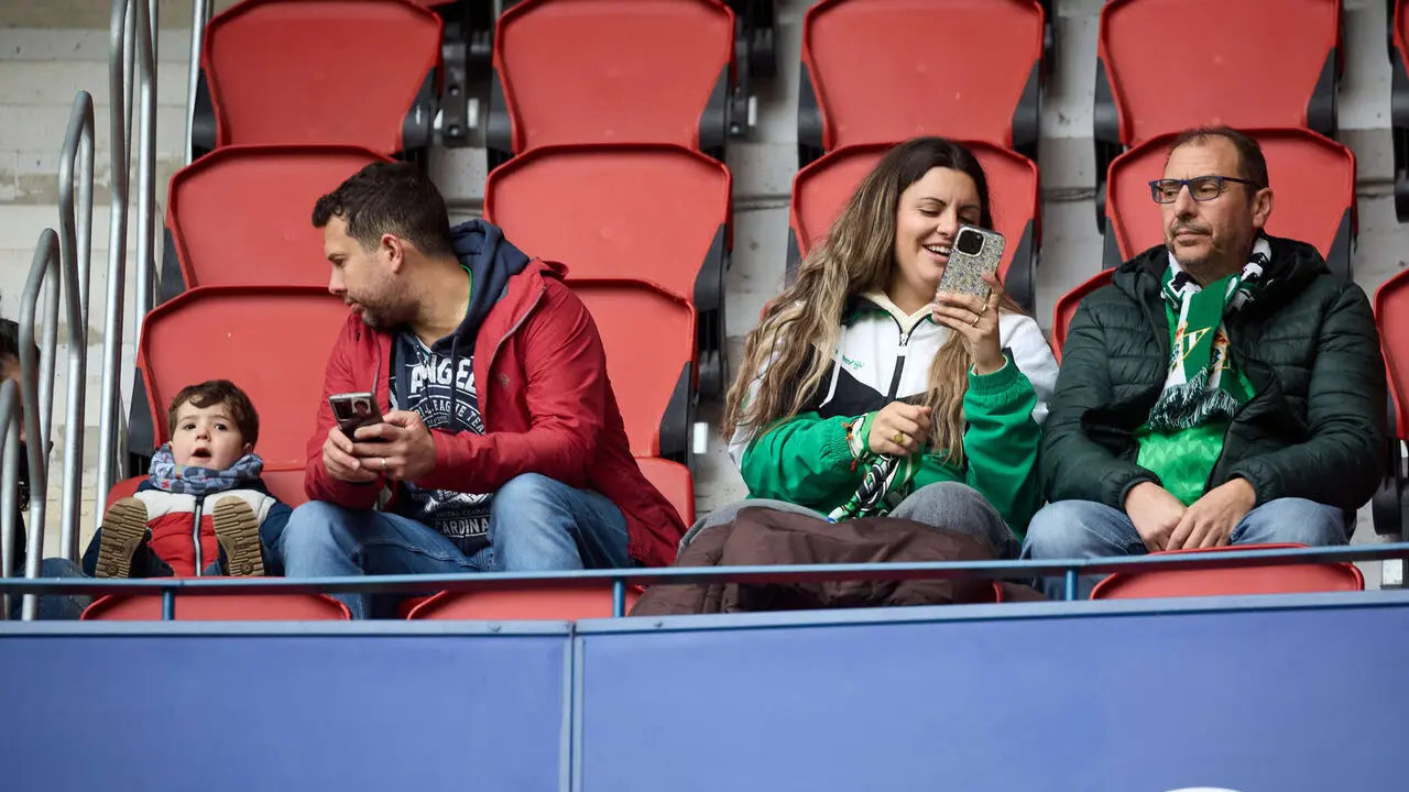 La grada del estadio de El Sadar durante el partido de La Liga EA Sports entre CA Osasuna y Real Betis disputado en Pamplona. I&Ntilde;IGO ALZUGARAY