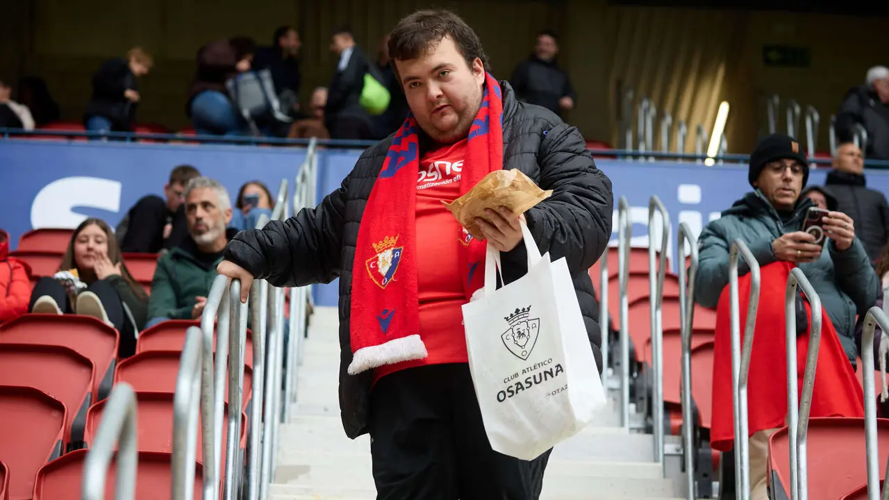 La grada del estadio de El Sadar durante el partido de La Liga EA Sports entre CA Osasuna y Real Betis disputado en Pamplona. I&Ntilde;IGO ALZUGARAY