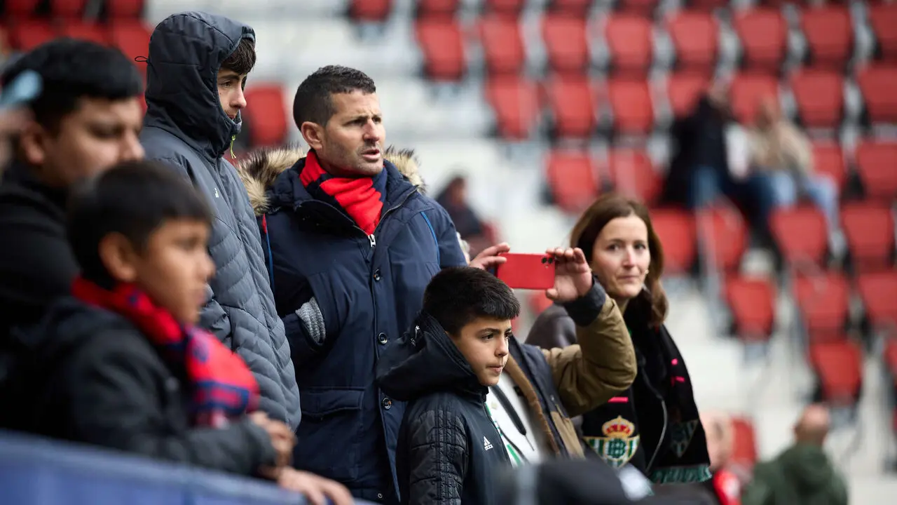 La grada del estadio de El Sadar durante el partido de La Liga EA Sports entre CA Osasuna y Real Betis disputado en Pamplona. I&Ntilde;IGO ALZUGARAY