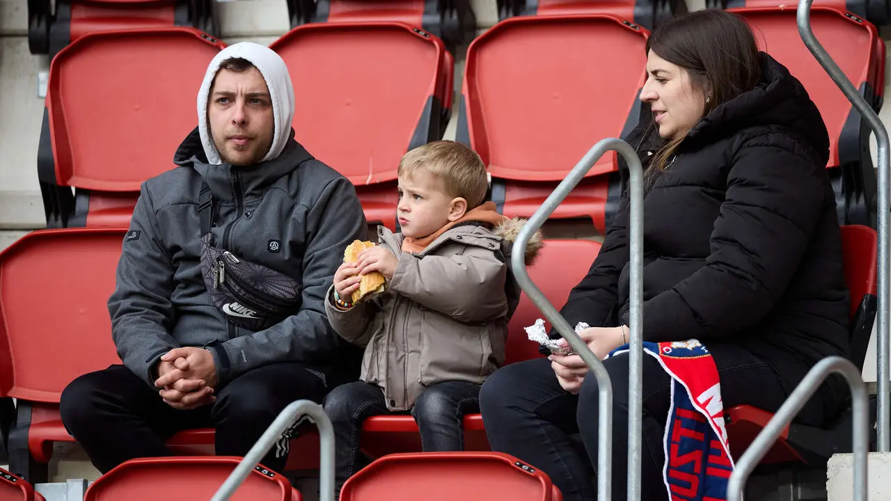 La grada del estadio de El Sadar durante el partido de La Liga EA Sports entre CA Osasuna y Real Betis disputado en Pamplona. I&Ntilde;IGO ALZUGARAY