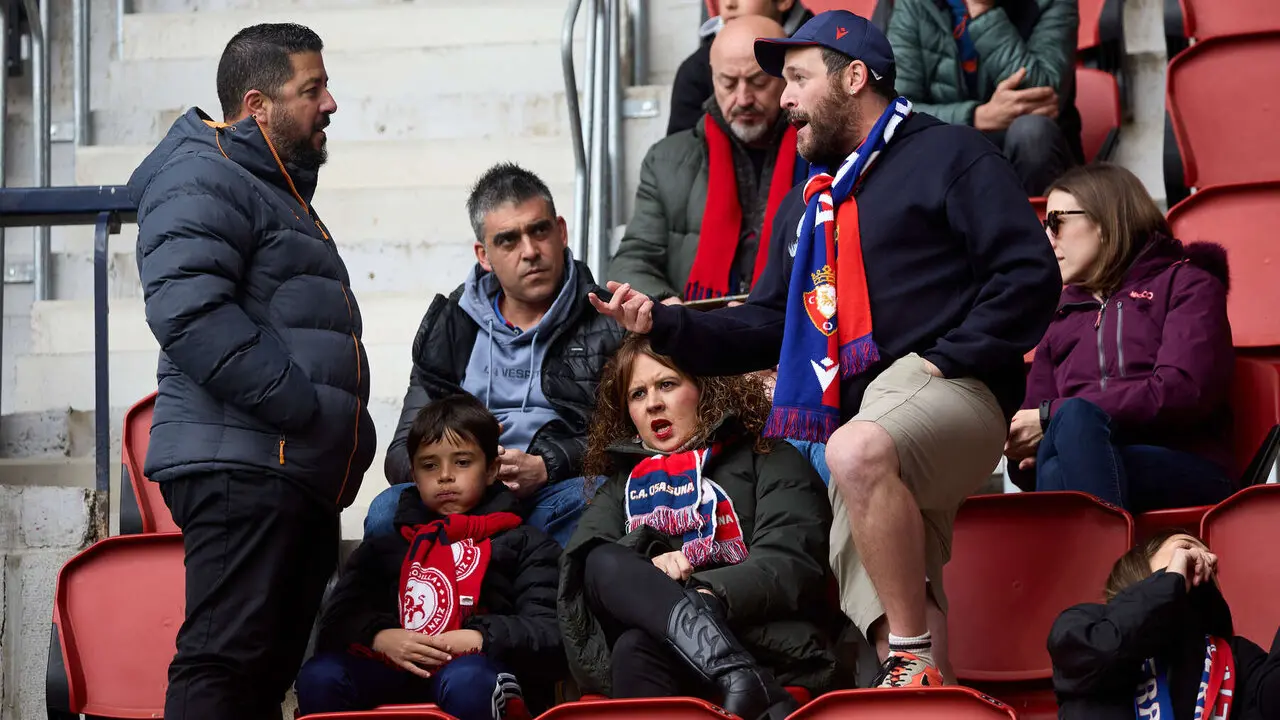 La grada del estadio de El Sadar durante el partido de La Liga EA Sports entre CA Osasuna y Real Betis disputado en Pamplona. I&Ntilde;IGO ALZUGARAY