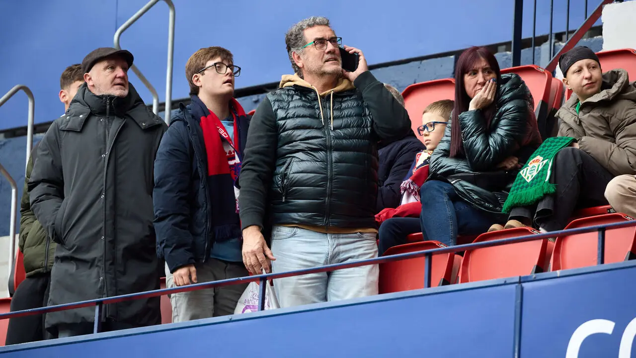 La grada del estadio de El Sadar durante el partido de La Liga EA Sports entre CA Osasuna y Real Betis disputado en Pamplona. I&Ntilde;IGO ALZUGARAY