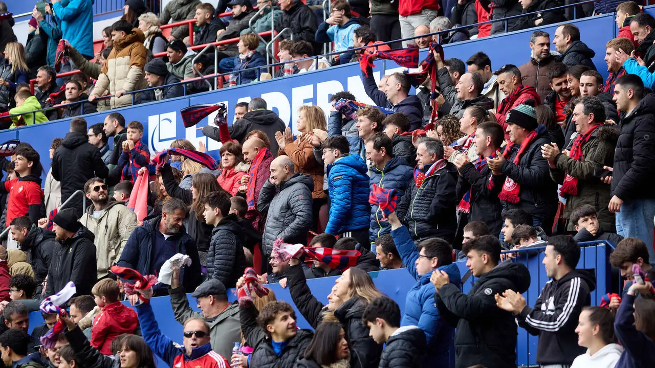 La grada del estadio de El Sadar durante el partido de La Liga EA Sports entre CA Osasuna y Real Betis disputado en Pamplona. I&Ntilde;IGO ALZUGARAY