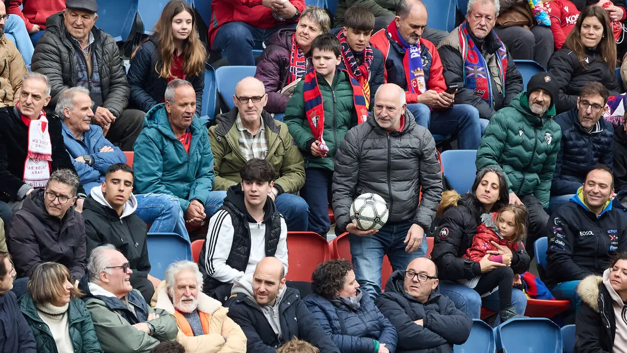La grada del estadio de El Sadar durante el partido de La Liga EA Sports entre CA Osasuna y Real Betis disputado en Pamplona. I&Ntilde;IGO ALZUGARAY