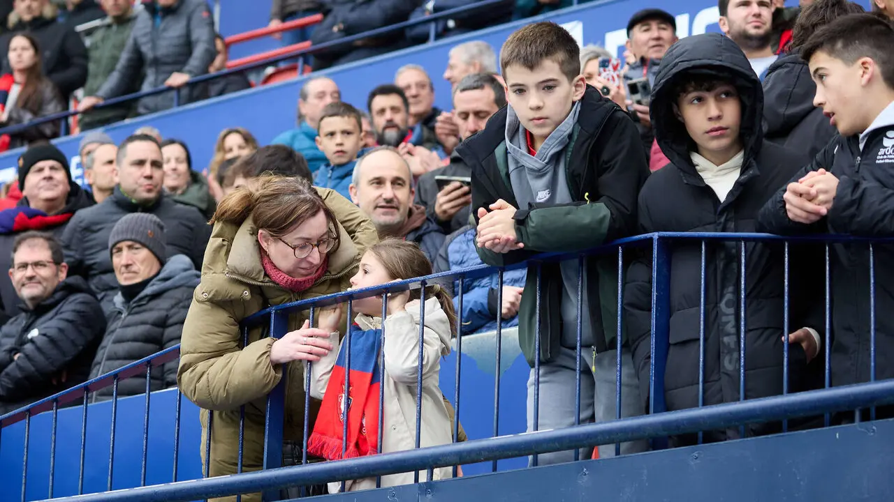 La grada del estadio de El Sadar durante el partido de La Liga EA Sports entre CA Osasuna y Real Betis disputado en Pamplona. I&Ntilde;IGO ALZUGARAY