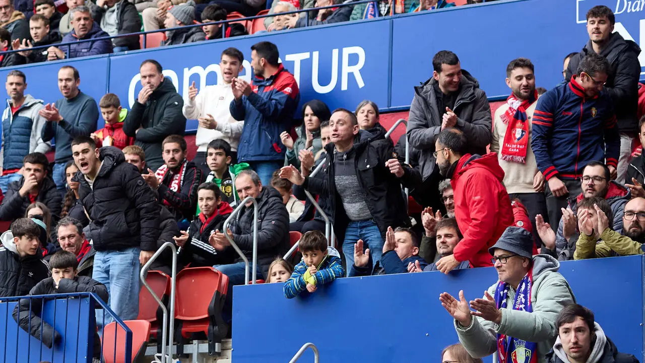 La grada del estadio de El Sadar durante el partido de La Liga EA Sports entre CA Osasuna y Real Betis disputado en Pamplona. I&Ntilde;IGO ALZUGARAY