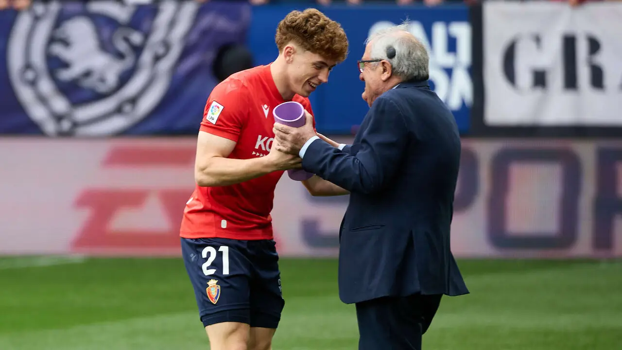 V&iacute;ctor Mu&ntilde;oz extremo del CA Osasuna ha sido elegido Mejor Jugador Sub-23 de LALIGA EA SPORTS en marzo de 2026 durante el partido de La Liga EA Sports entre CA Osasuna y Real Betis disputado en el estadio de El Sadar en Pamplona. I&Ntilde;IGO ALZUGARAY