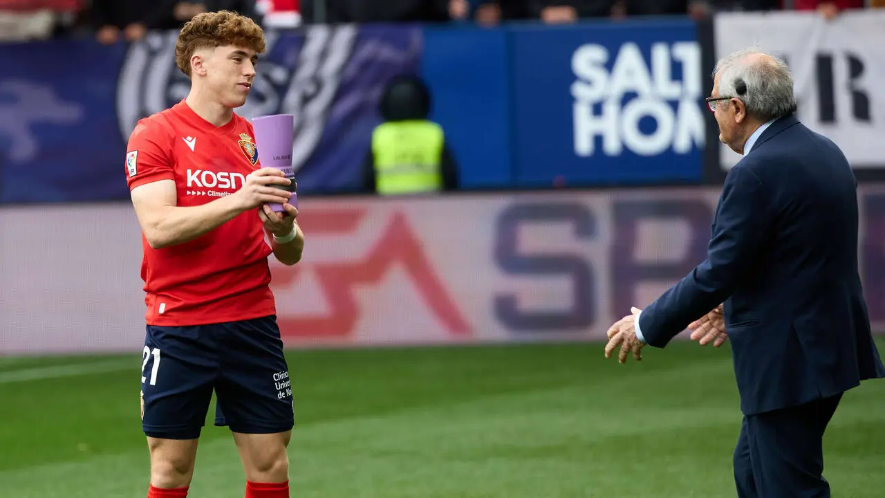 V&iacute;ctor Mu&ntilde;oz extremo del CA Osasuna ha sido elegido Mejor Jugador Sub-23 de LALIGA EA SPORTS en marzo de 2026 durante el partido de La Liga EA Sports entre CA Osasuna y Real Betis disputado en el estadio de El Sadar en Pamplona. I&Ntilde;IGO ALZUGARAY