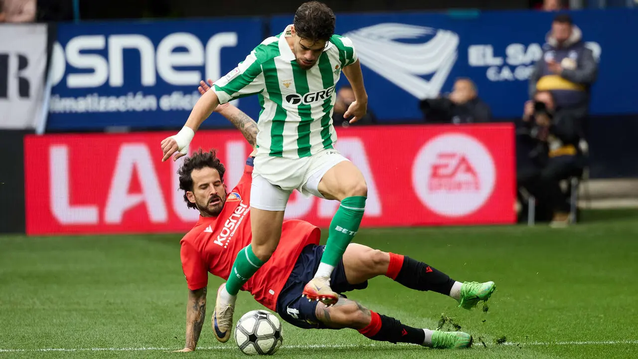 Rub&eacute;n Garc&iacute;a (14. CA Osasuna) y Abde Ezzalzouli (10. Real Betis) durante el partido de La Liga EA Sports entre CA Osasuna y Real Betis disputado en el estadio de El Sadar en Pamplona. I&Ntilde;IGO ALZUGARAY