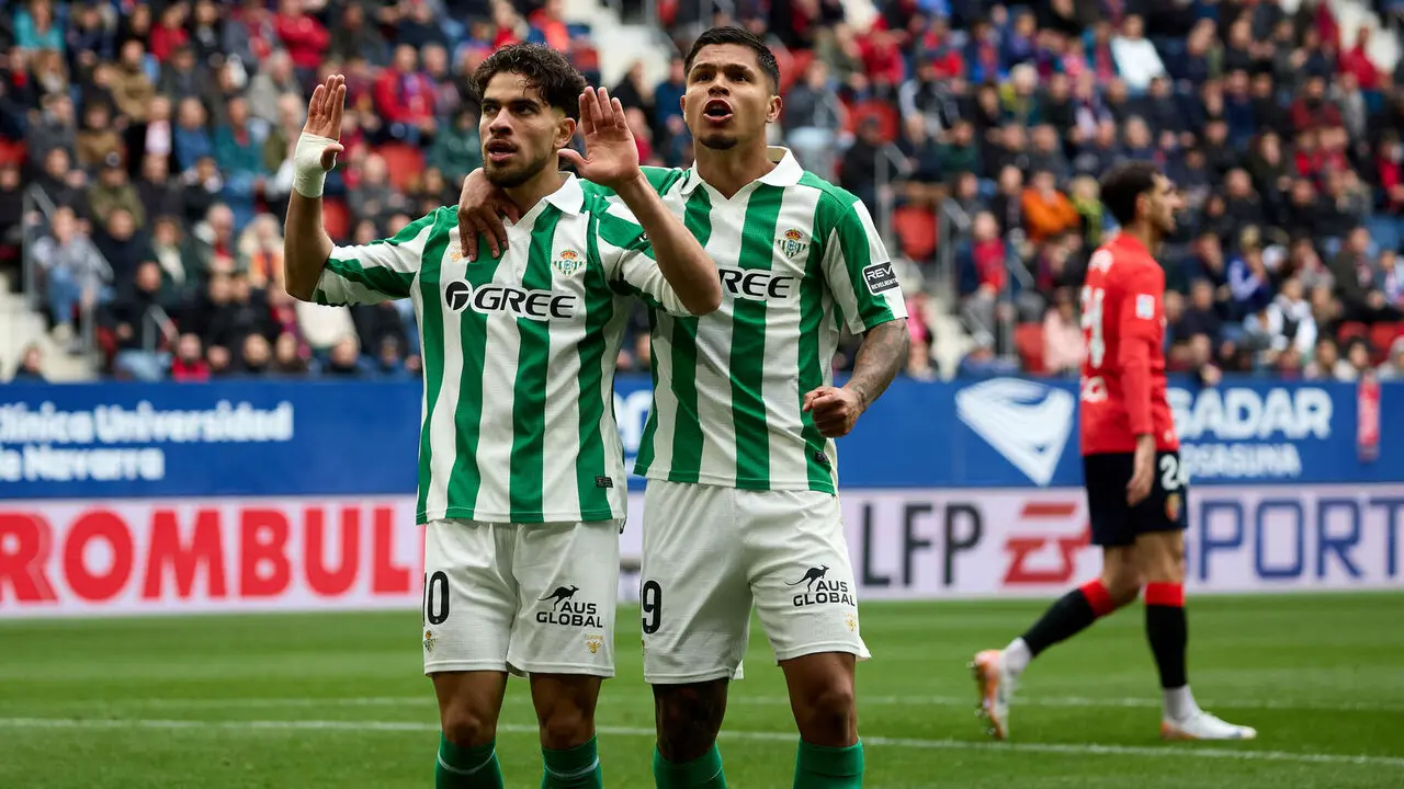 Los jugadores del Real Betis celebran el gol de Abde Ezzalzouli (0-1) durante el partido de La Liga EA Sports entre CA Osasuna y Real Betis disputado en el estadio de El Sadar en Pamplona. I&Ntilde;IGO ALZUGARAY