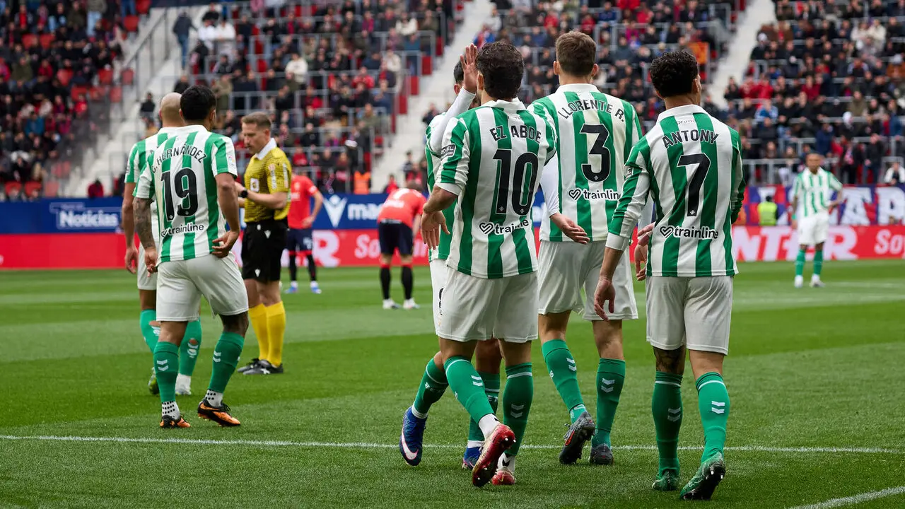 Los jugadores del Real Betis celebran el gol de Abde Ezzalzouli (0-1) durante el partido de La Liga EA Sports entre CA Osasuna y Real Betis disputado en el estadio de El Sadar en Pamplona. I&Ntilde;IGO ALZUGARAY
