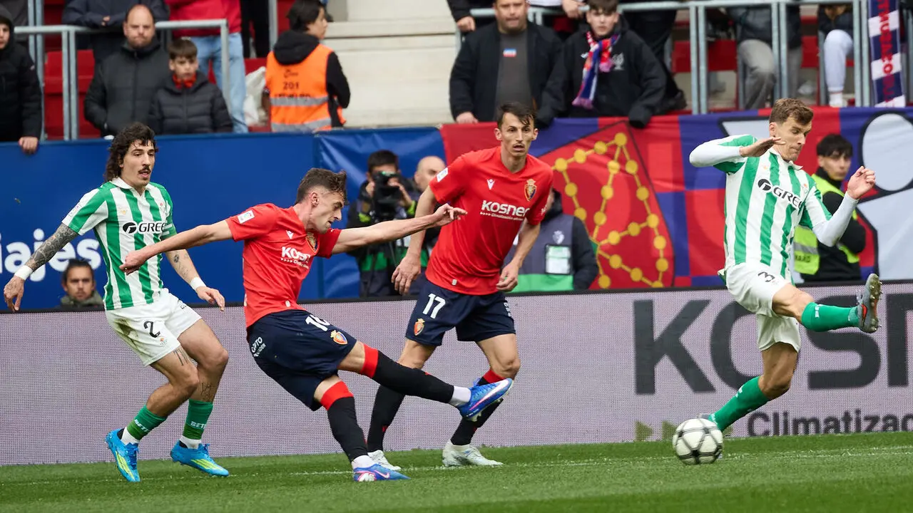 Partido de La Liga EA Sports entre CA Osasuna y Real Betis disputado en el estadio de El Sadar en Pamplona. I&Ntilde;IGO ALZUGARAY