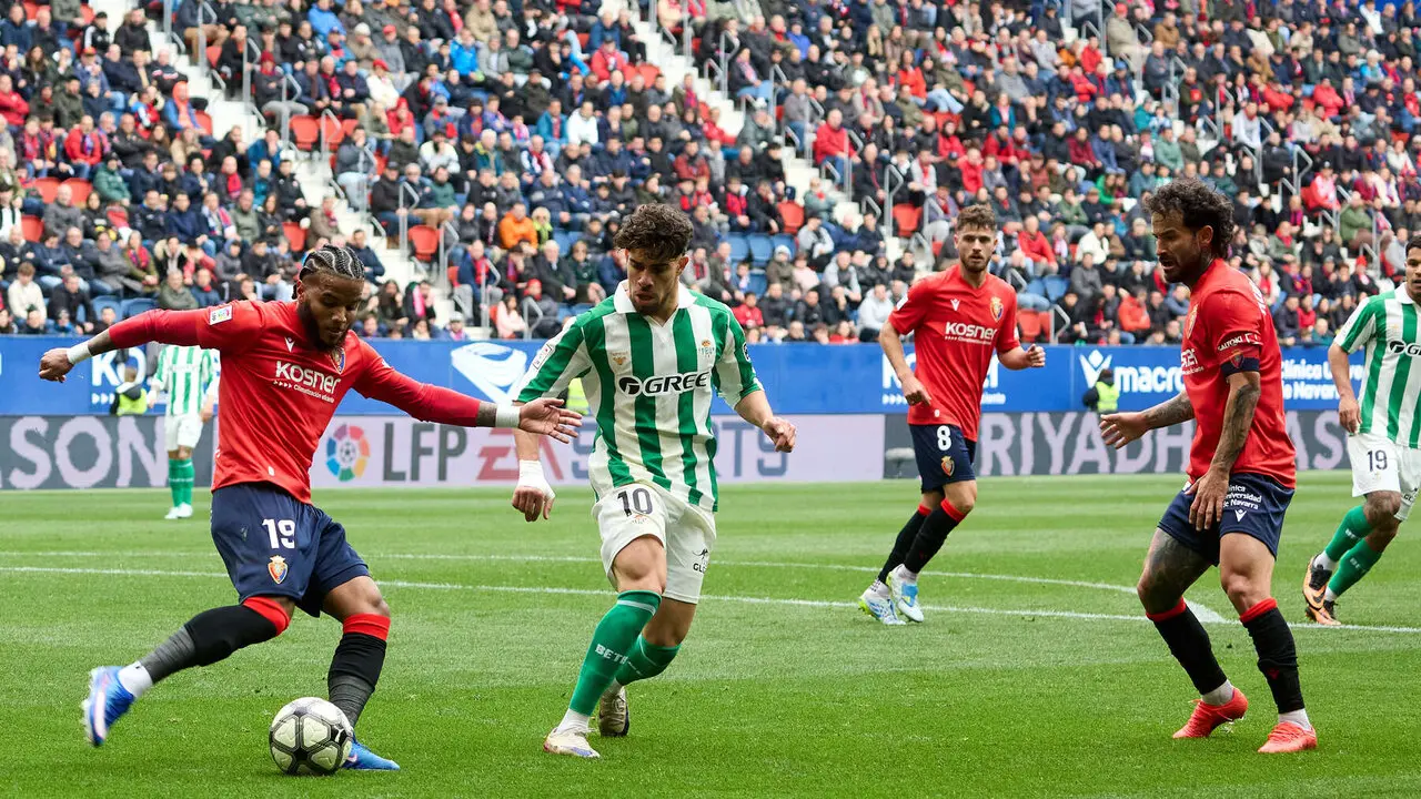Partido de La Liga EA Sports entre CA Osasuna y Real Betis disputado en el estadio de El Sadar en Pamplona. I&Ntilde;IGO ALZUGARAY
