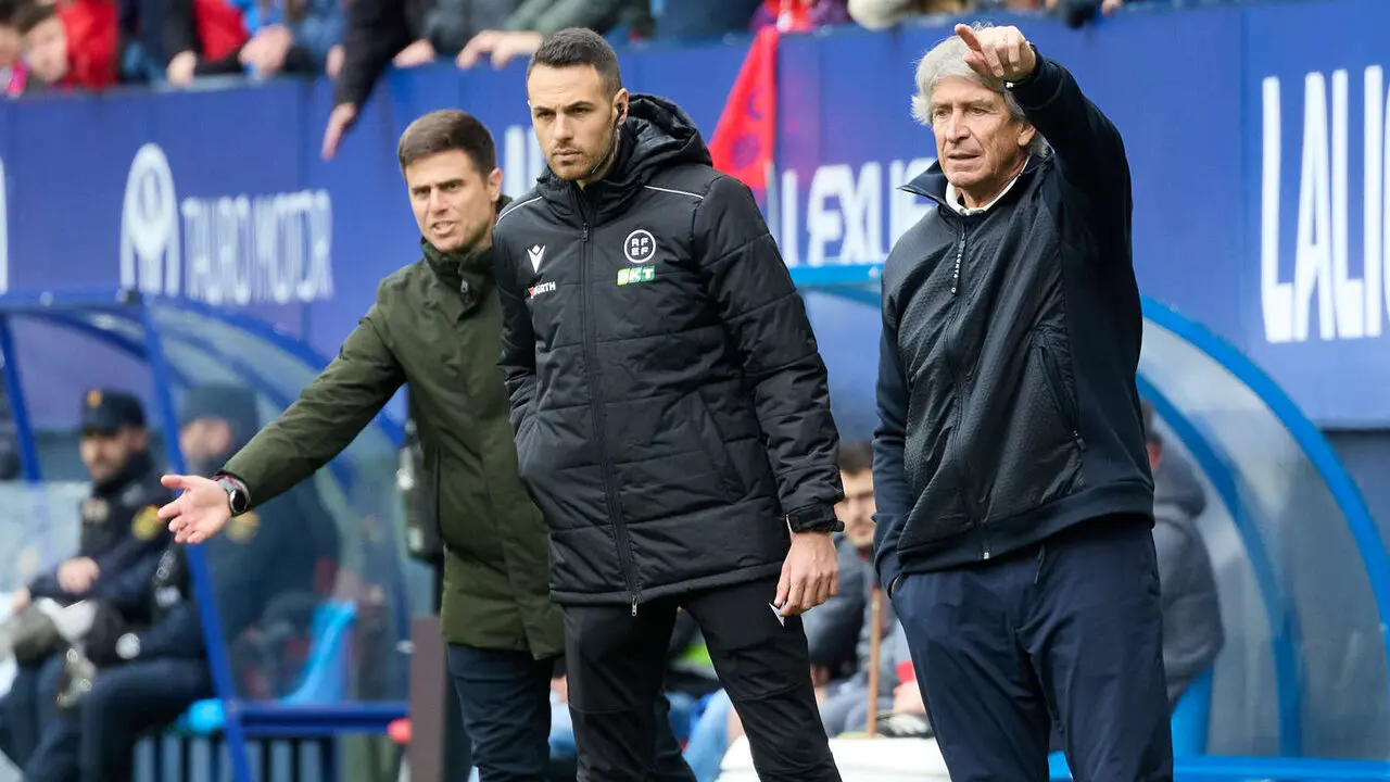 Manuel Pellegrini (entrenador Real Betis) durante el partido de La Liga EA Sports entre CA Osasuna y Real Betis disputado en el estadio de El Sadar en Pamplona. I&Ntilde;IGO ALZUGARAY
