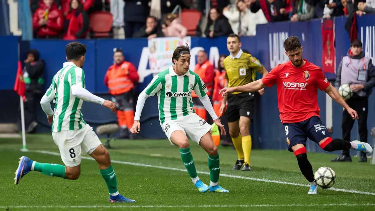 Partido de La Liga EA Sports entre CA Osasuna y Real Betis disputado en el estadio de El Sadar en Pamplona. I&Ntilde;IGO ALZUGARAY