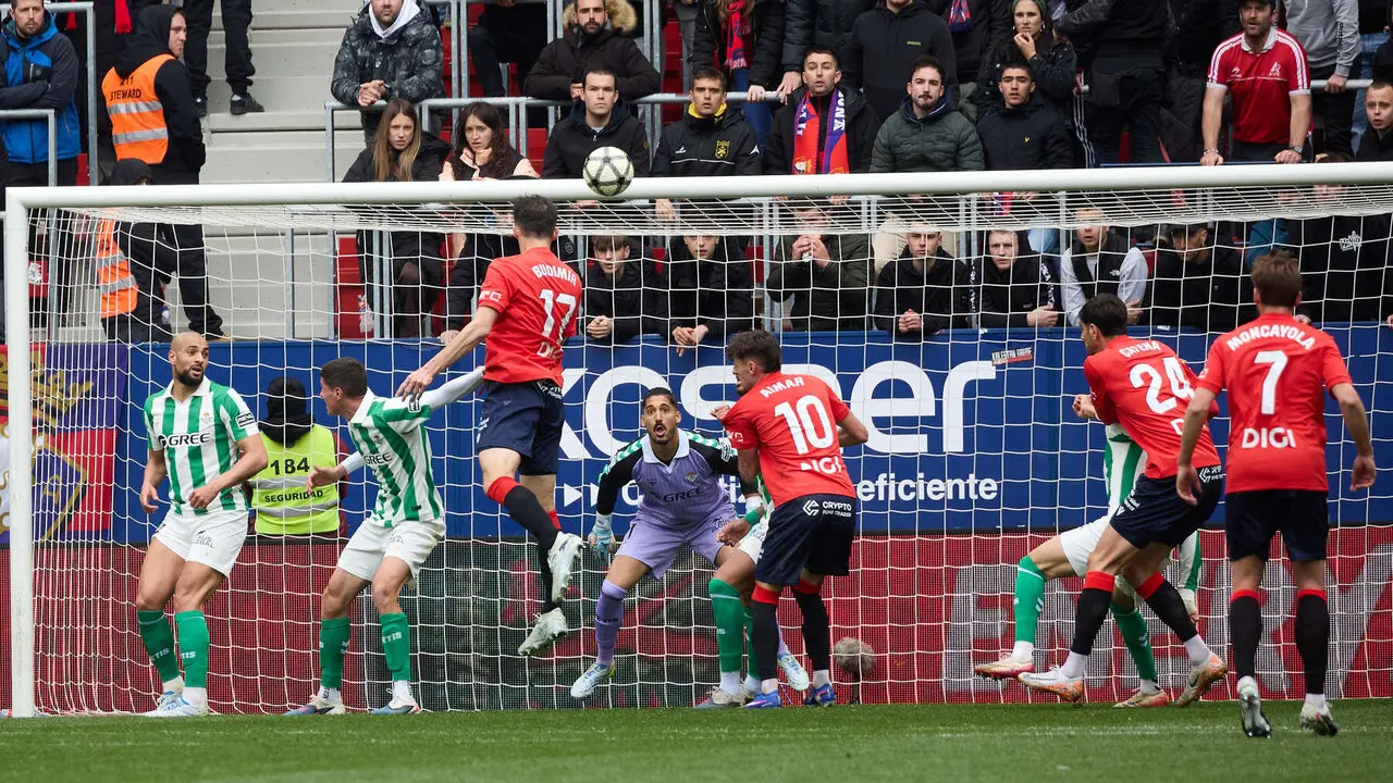 Partido de La Liga EA Sports entre CA Osasuna y Real Betis disputado en el estadio de El Sadar en Pamplona. I&Ntilde;IGO ALZUGARAY
