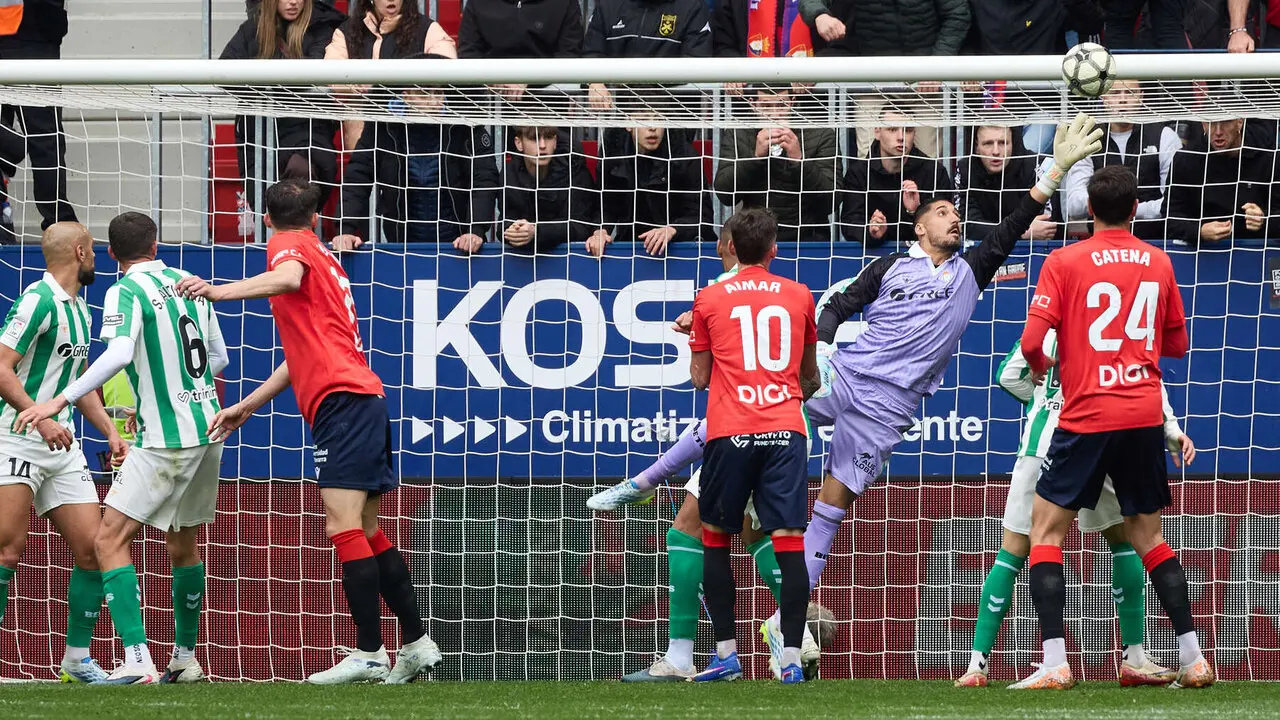Partido de La Liga EA Sports entre CA Osasuna y Real Betis disputado en el estadio de El Sadar en Pamplona. I&Ntilde;IGO ALZUGARAY