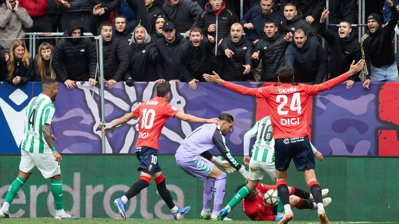 Partido de La Liga EA Sports entre CA Osasuna y Real Betis disputado en el estadio de El Sadar en Pamplona. I&Ntilde;IGO ALZUGARAY