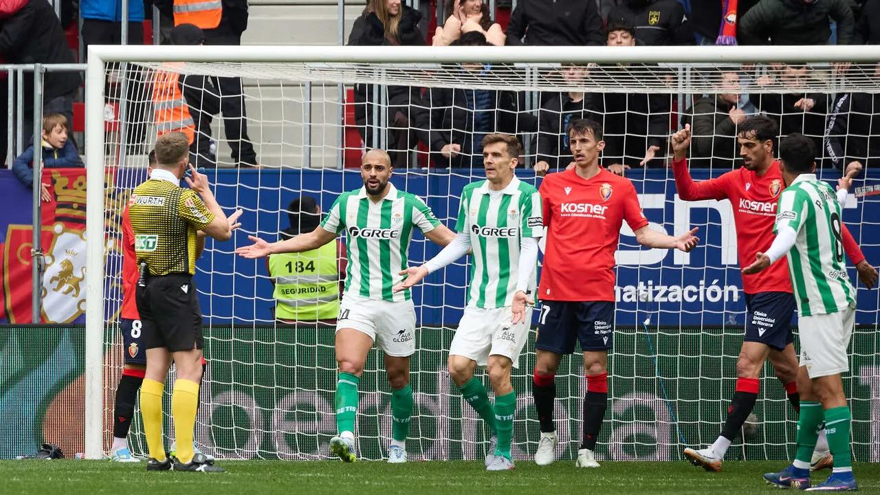 Partido de La Liga EA Sports entre CA Osasuna y Real Betis disputado en el estadio de El Sadar en Pamplona. I&Ntilde;IGO ALZUGARAY