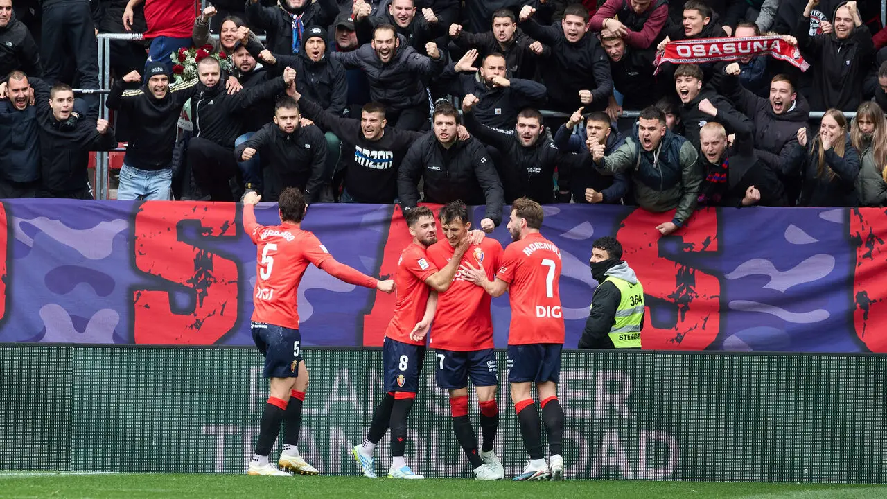 Los jugadores de Osasuna celebran el gol de Ante Budimir (1-1) durante el partido de La Liga EA Sports entre CA Osasuna y Real Betis disputado en el estadio de El Sadar en Pamplona. I&Ntilde;IGO ALZUGARAY