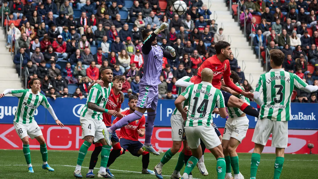 Partido de La Liga EA Sports entre CA Osasuna y Real Betis disputado en el estadio de El Sadar en Pamplona. I&Ntilde;IGO ALZUGARAY