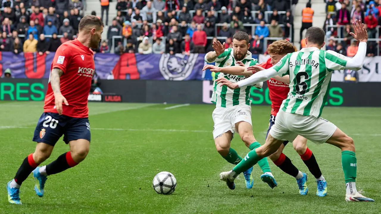 Partido de La Liga EA Sports entre CA Osasuna y Real Betis disputado en el estadio de El Sadar en Pamplona. I&Ntilde;IGO ALZUGARAY