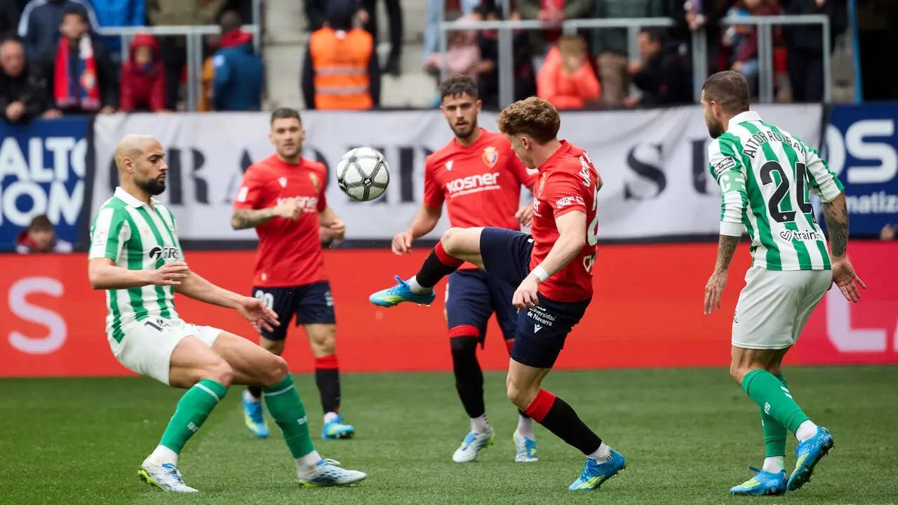 Partido de La Liga EA Sports entre CA Osasuna y Real Betis disputado en el estadio de El Sadar en Pamplona. I&Ntilde;IGO ALZUGARAY