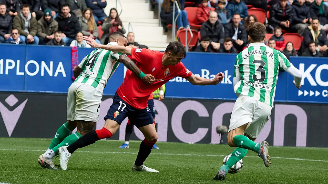 Partido de La Liga EA Sports entre CA Osasuna y Real Betis disputado en el estadio de El Sadar en Pamplona. I&Ntilde;IGO ALZUGARAY