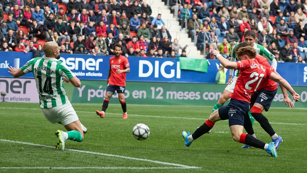 Partido de La Liga EA Sports entre CA Osasuna y Real Betis disputado en el estadio de El Sadar en Pamplona. I&Ntilde;IGO ALZUGARAY