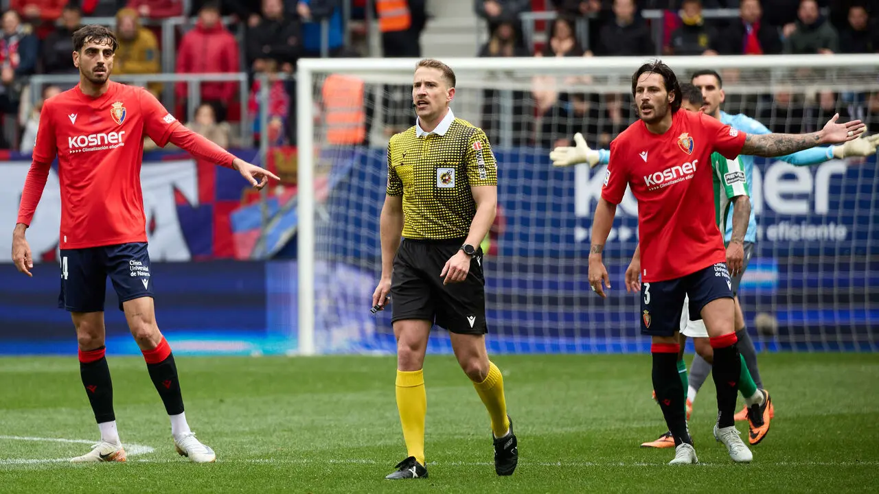 Miguel Sesma Espinosa (&aacute;rbitro del partido) durante el partido de La Liga EA Sports entre CA Osasuna y Real Betis disputado en el estadio de El Sadar en Pamplona. I&Ntilde;IGO ALZUGARAY