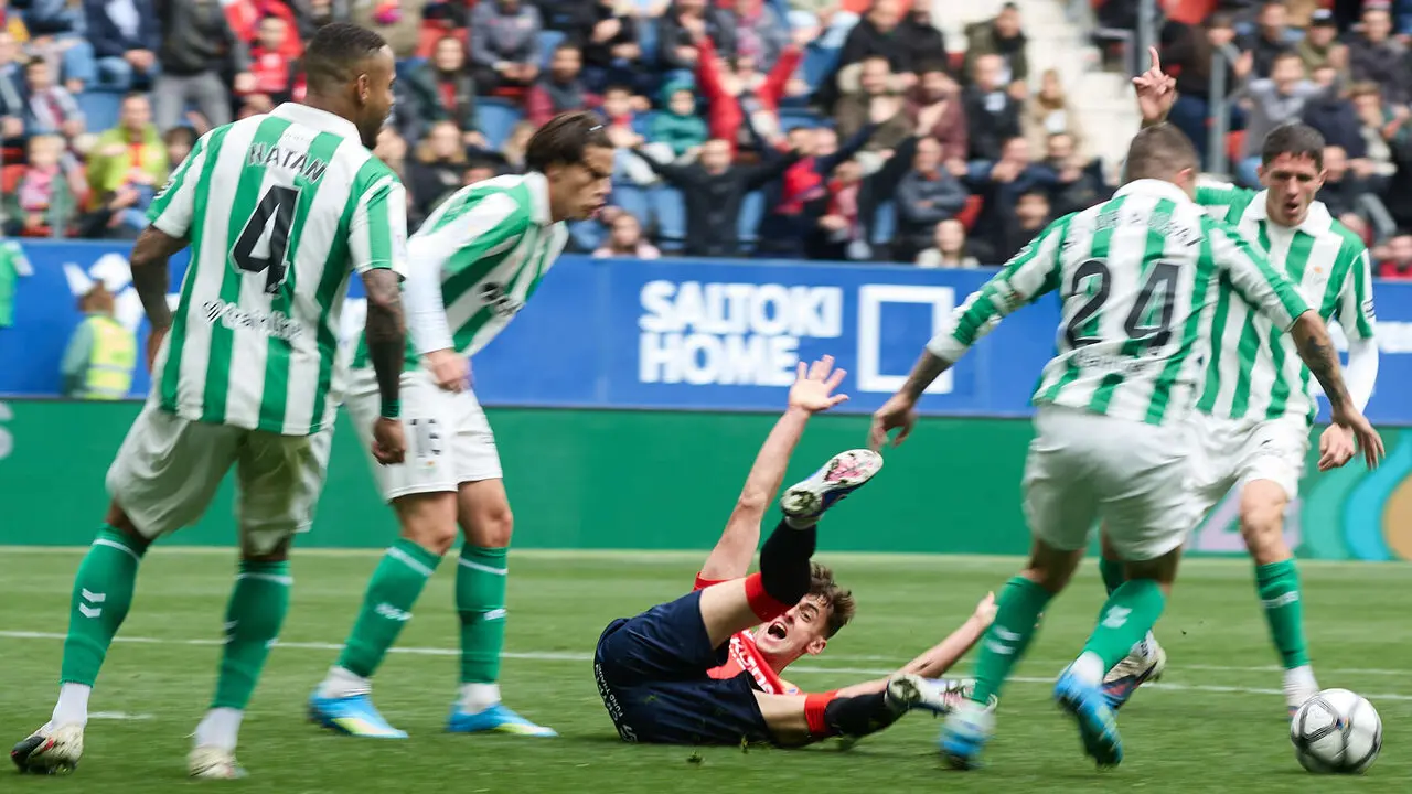 Partido de La Liga EA Sports entre CA Osasuna y Real Betis disputado en el estadio de El Sadar en Pamplona. I&Ntilde;IGO ALZUGARAY