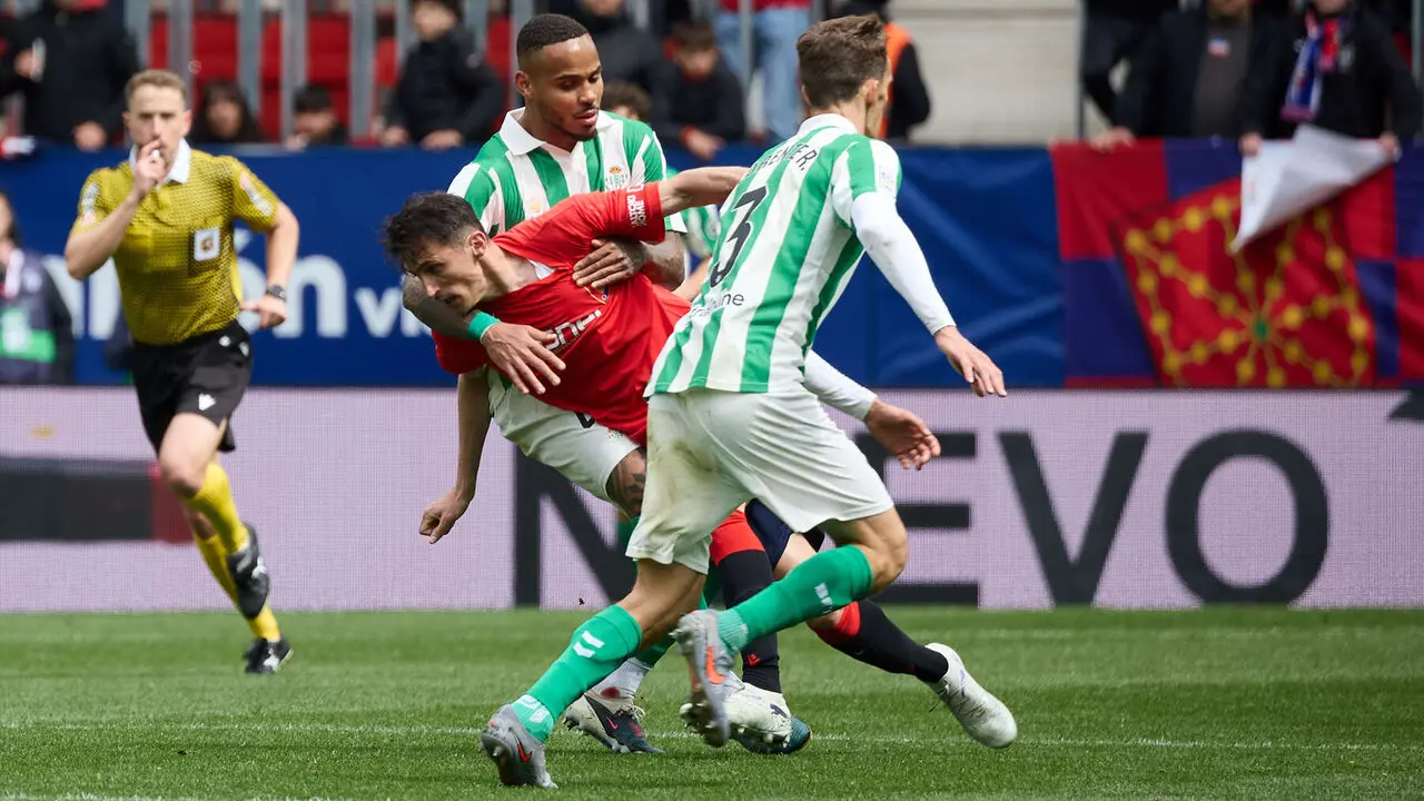 Partido de La Liga EA Sports entre CA Osasuna y Real Betis disputado en el estadio de El Sadar en Pamplona. I&Ntilde;IGO ALZUGARAY