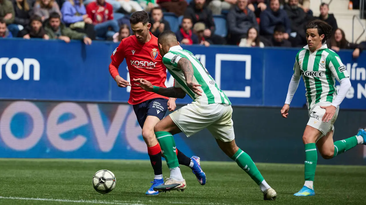 Partido de La Liga EA Sports entre CA Osasuna y Real Betis disputado en el estadio de El Sadar en Pamplona. I&Ntilde;IGO ALZUGARAY