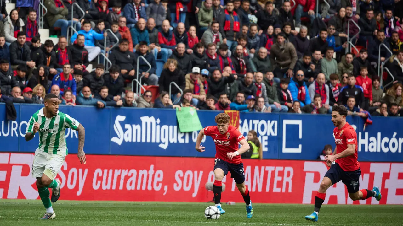 Partido de La Liga EA Sports entre CA Osasuna y Real Betis disputado en el estadio de El Sadar en Pamplona. I&Ntilde;IGO ALZUGARAY