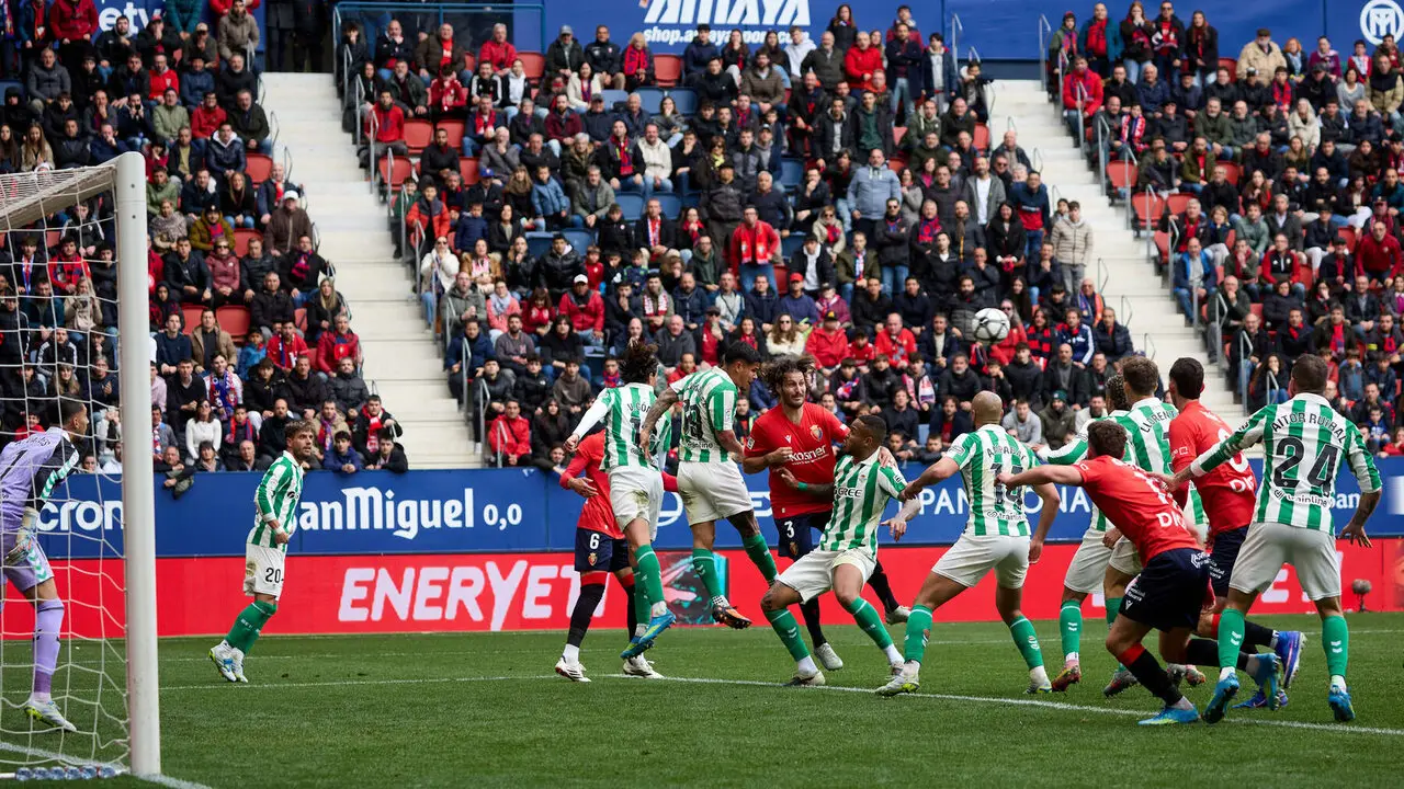 Partido de La Liga EA Sports entre CA Osasuna y Real Betis disputado en el estadio de El Sadar en Pamplona. I&Ntilde;IGO ALZUGARAY