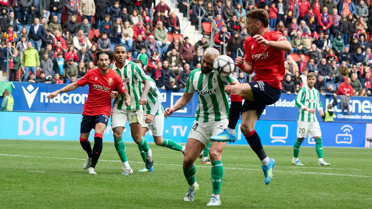 Partido de La Liga EA Sports entre CA Osasuna y Real Betis disputado en el estadio de El Sadar en Pamplona. I&Ntilde;IGO ALZUGARAY
