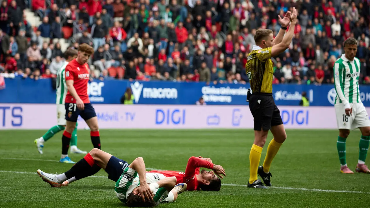 Partido de La Liga EA Sports entre CA Osasuna y Real Betis disputado en el estadio de El Sadar en Pamplona. I&Ntilde;IGO ALZUGARAY