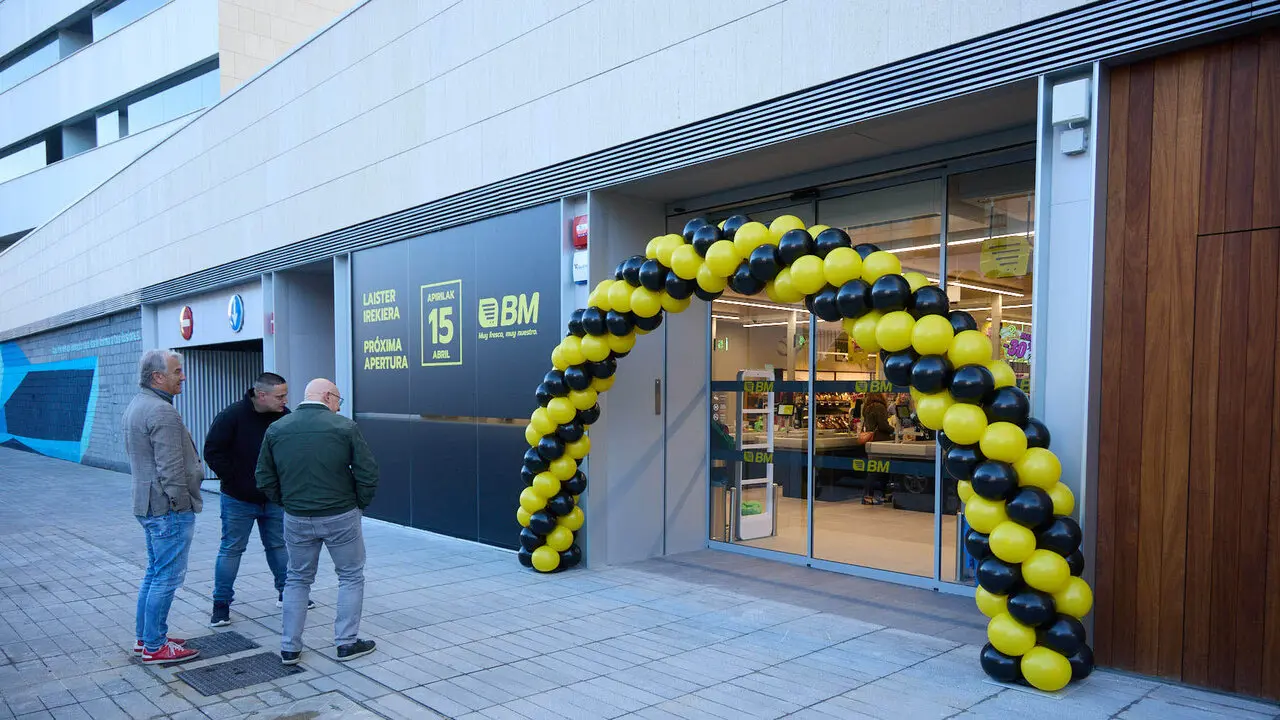 Nuevo establecimiento de BM Supermercados, en la plaza Salesianos 4 de Pamplona. I&Ntilde;IGO ALZUGARAY
