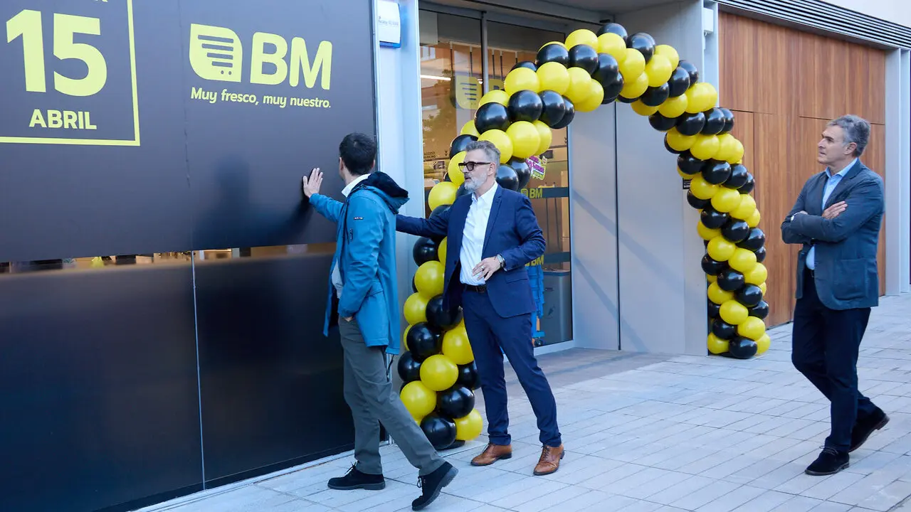 Nuevo establecimiento de BM Supermercados, en la plaza Salesianos 4 de Pamplona. I&Ntilde;IGO ALZUGARAY