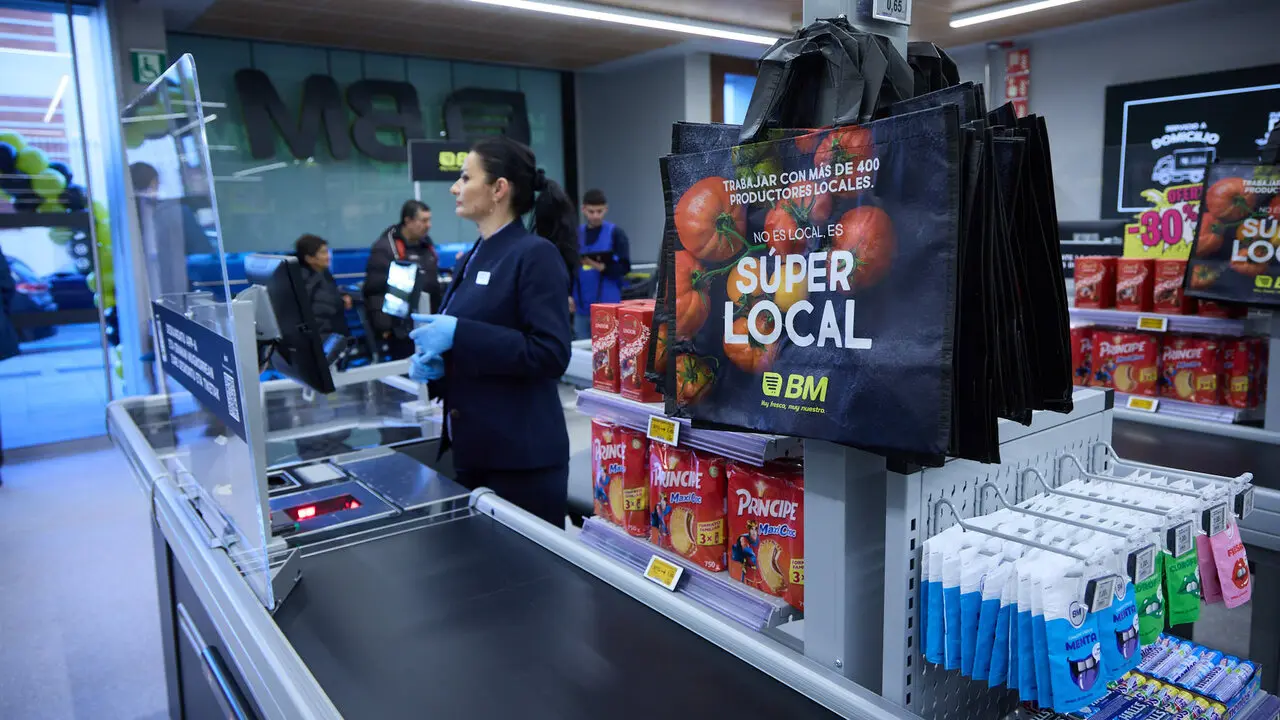 Nuevo establecimiento de BM Supermercados, en la plaza Salesianos 4 de Pamplona. I&Ntilde;IGO ALZUGARAY
