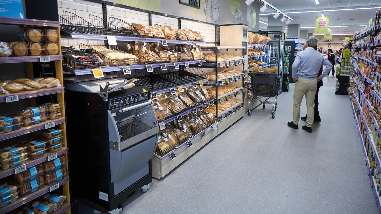 Nuevo establecimiento de BM Supermercados, en la plaza Salesianos 4 de Pamplona. I&Ntilde;IGO ALZUGARAY