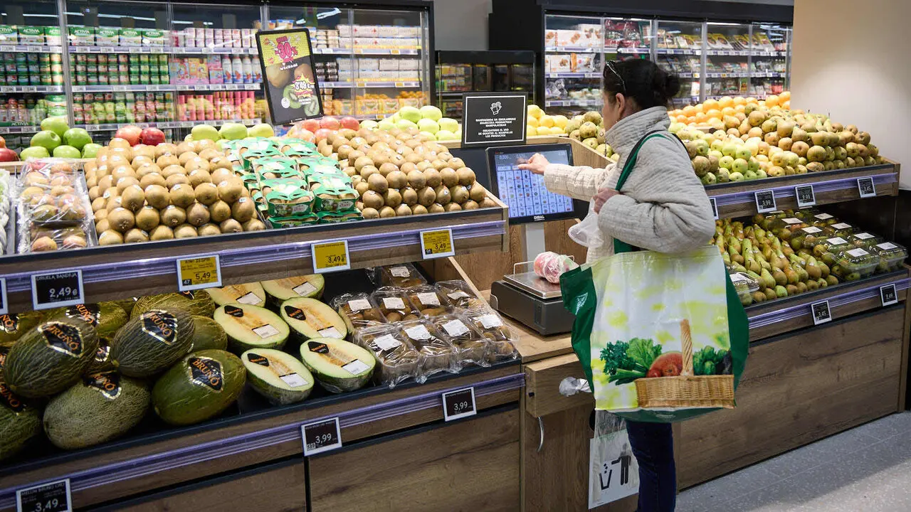 Nuevo establecimiento de BM Supermercados, en la plaza Salesianos 4 de Pamplona. I&Ntilde;IGO ALZUGARAY