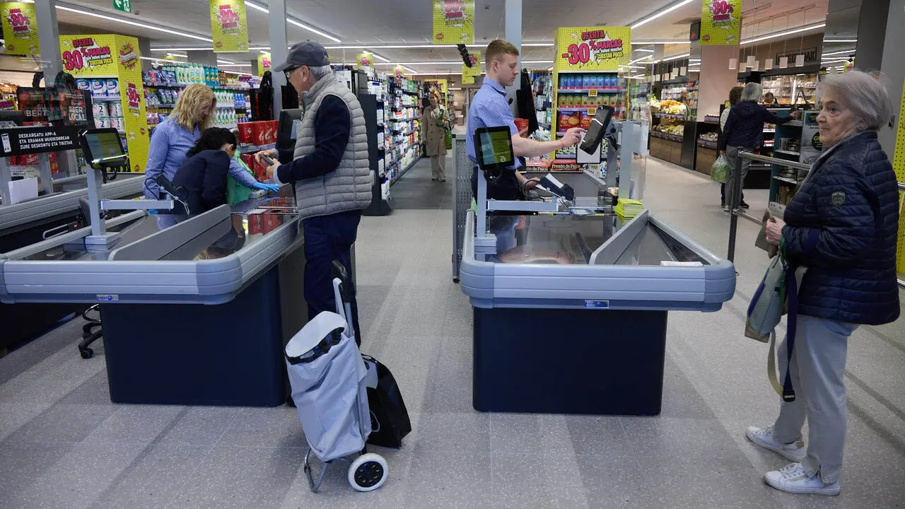 Nuevo establecimiento de BM Supermercados, en la plaza Salesianos 4 de Pamplona. I&Ntilde;IGO ALZUGARAY