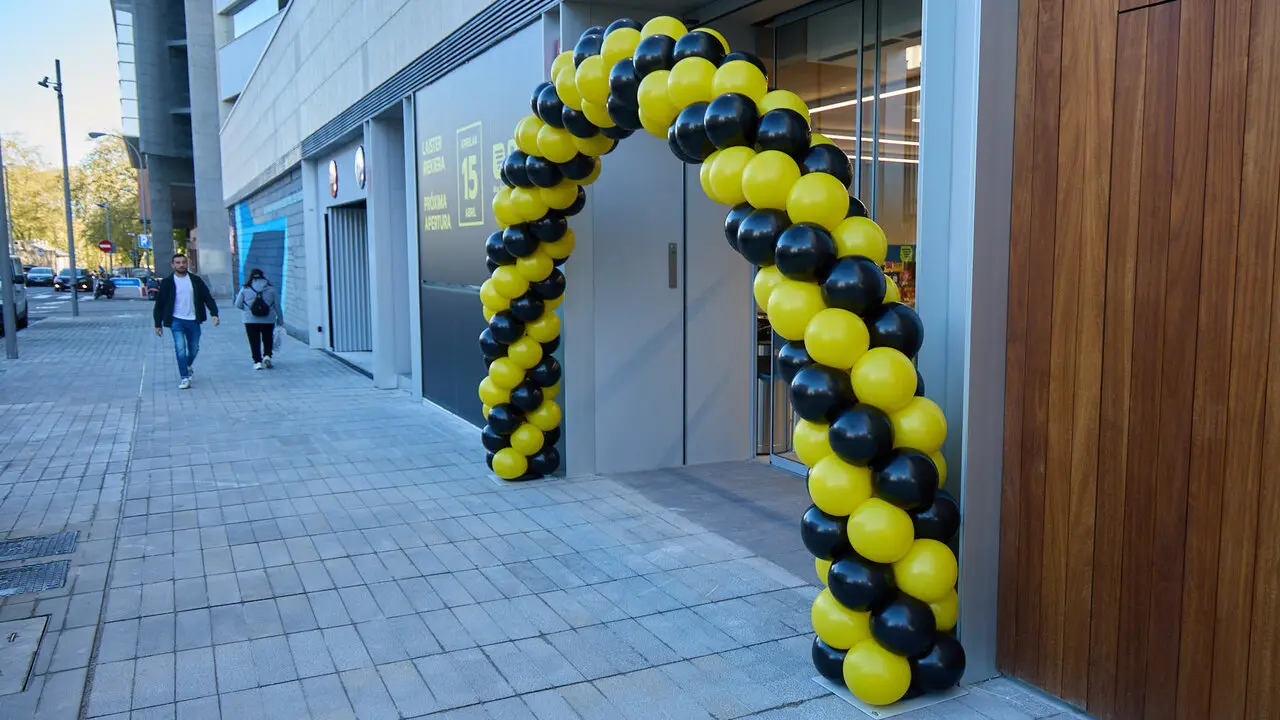 Nuevo establecimiento de BM Supermercados, en la plaza Salesianos 4 de Pamplona. I&Ntilde;IGO ALZUGARAY