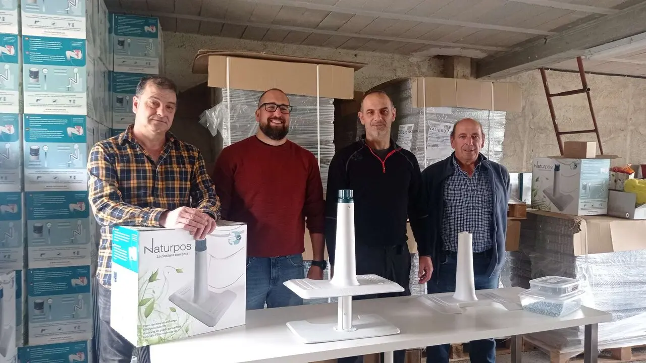 Asier, &Iacute;&ntilde;igo, Joseba y Jose han dise&ntilde;ado un dispositivo para coger la postura correcta en el inodoro. CEDIDA
