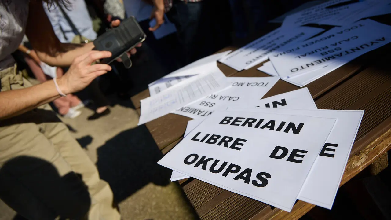Concentraci&oacute;n vecinal en Beriain para denunciar la p&eacute;rdida de un recurso social esencial y reclamar soluciones ante la ocupaci&oacute;n de dos inmuebles del municipio. I&Ntilde;IGO ALZUGARAY