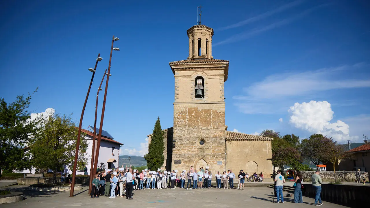 Concentraci&oacute;n vecinal en Beriain para denunciar la p&eacute;rdida de un recurso social esencial y reclamar soluciones ante la ocupaci&oacute;n de dos inmuebles del municipio. I&Ntilde;IGO ALZUGARAY