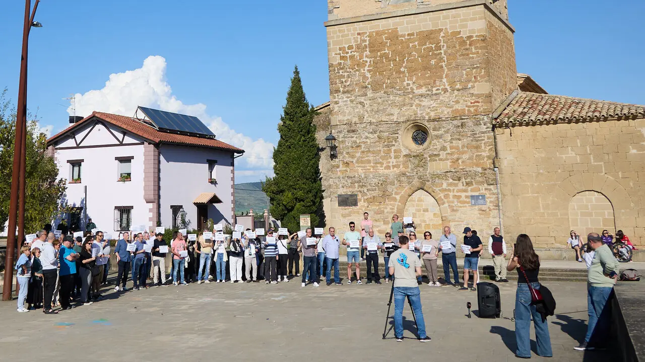 Concentraci&oacute;n vecinal en Beriain para denunciar la p&eacute;rdida de un recurso social esencial y reclamar soluciones ante la ocupaci&oacute;n de dos inmuebles del municipio. I&Ntilde;IGO ALZUGARAY